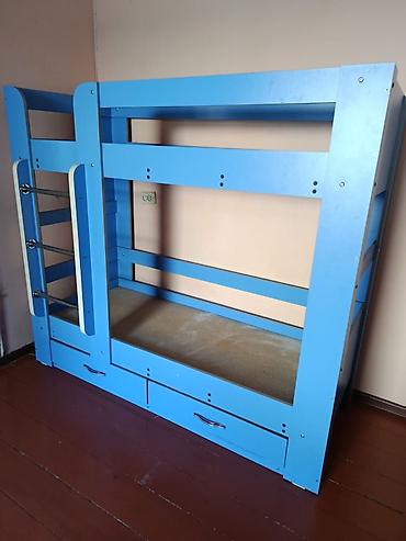 bunk bed: Двухъярусная детская кровать синего цвета. Особенности: - Два — 1