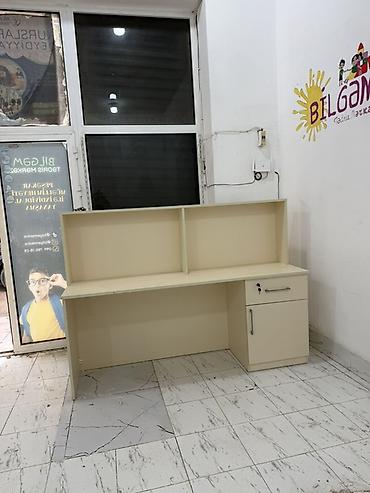 ванная мебель на заказ: Ofis/resepsiyon üçün iş masası - Rəng: krem - Material: laminat/MDF - — 2