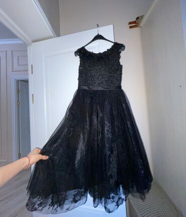 вечернее чёрное платье со шлейфом: Вечернее платье, Короткая модель