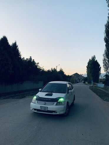 цены на машины бишкек: Минивэн Honda Stream белого цвета с характерным дизайном. Автомобиль