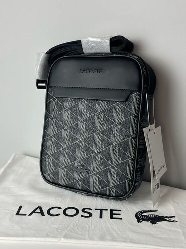 сумка лакоста: Сумка-мессенджер Lacoste черного цвета с монограммой. Модель выполнена