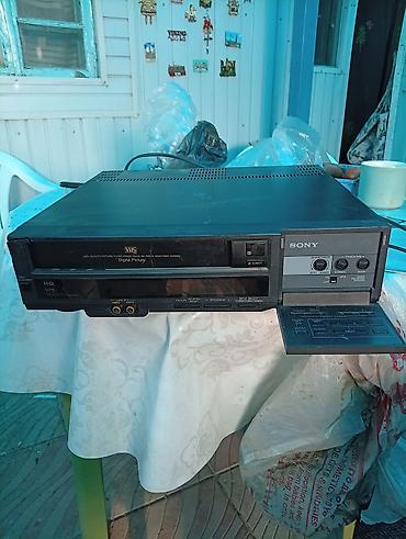 Видеомагнитофон Sony VHS с пультом - Формат: VHS, система HQ (High