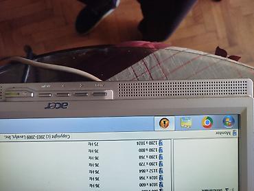 Monitori: Retro Acer monitor sa zvucnicima.
Bez postolja — 1