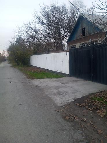 Продажа коттеджей и домов: Дом с участком 6 соток. кирпичный, Баня навес. двор на 3-4 машины — 1