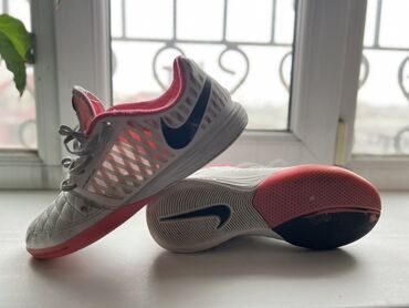 обувь белая: Зальники Nike lunar gato 39 размер,дефекты подошва чуть