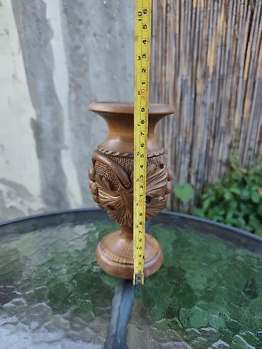porcelanske figure: Ručno rezbarena drvena vaza sa motivom grožđa i vinove loze. - — 3