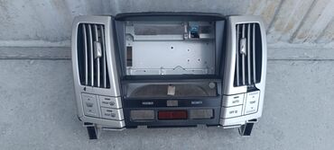 накитка на панел: Представлена накладка на центральную консоль автомобиля, выполненная в