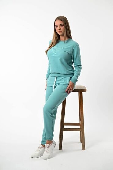 Gornji i donji deo: Zenske trenerke
S M L XL XXL
vezen znak Cena 2800 din — 2