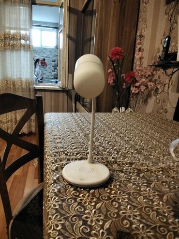Lent lampalar: Ağ rəngdə masaüstü lampa. Baza dairəvi formada olub, üzərində simsiz