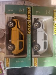 турецкая модель платья: Волга 25000,две Нивы,1980,-желтая,1983 год-белая.Желтая с вырезом под