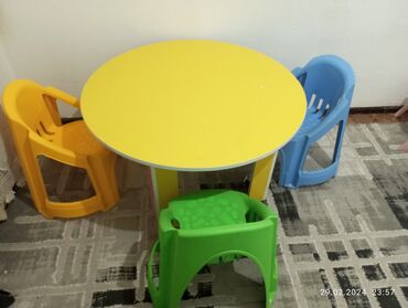 столы и стулья для детей: Детский круглый стол, удобный
три стула в подарок