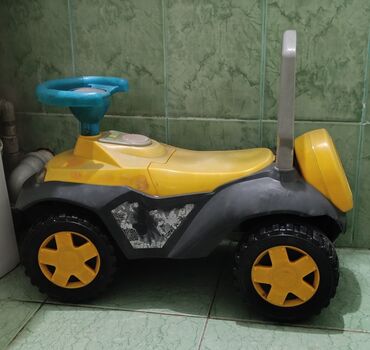 детские машинки: Толка машинка 
прочные колеса 
всё целое 
в хорошем состоянии