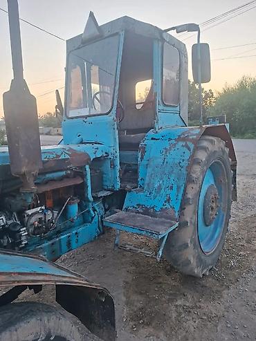 vaz 21015 şiti: Mavi rəngli təkərli traktor - Kabinli konstruksiya, geniş ön və yan — 1