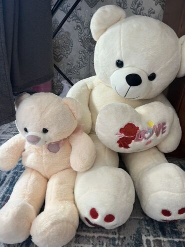 продам мёд: Плюшевые медведи набором — 2 штуки. - Большой белый мишка с вышивкой