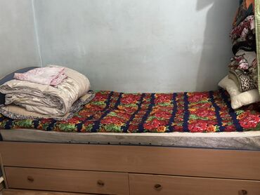 купить бу кровать с матрасом: Кровать-кушетка из светлого дерева с тремя выдвижными ящиками. Эта