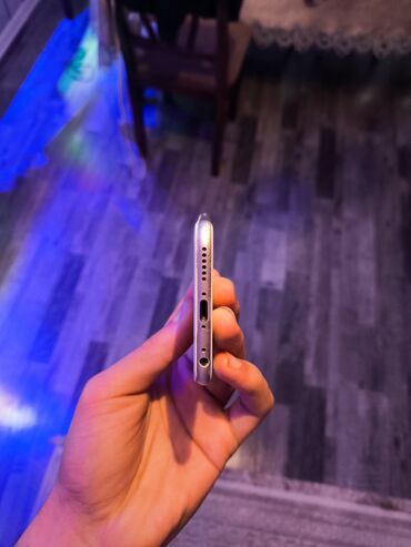 Apple iPhone: IPhone 6, Gümüşü, Qırıq — 5