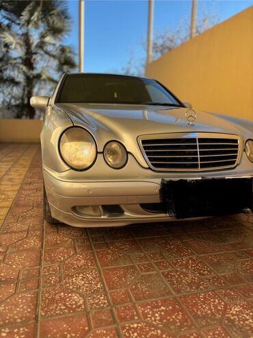 Mercedes-Benz: Mercedes-Benz E-Class (W210) sedan, gümüşü rəng. - İkiqat dairəvi ön — 1