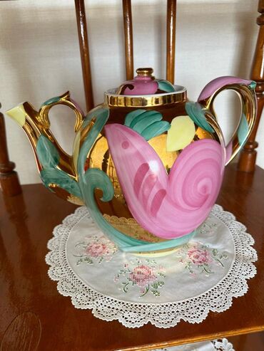 керамический чайник: Большой трактирный чайник Дулево "Розовая птица" 
Объем 4,5 л. 
Новый