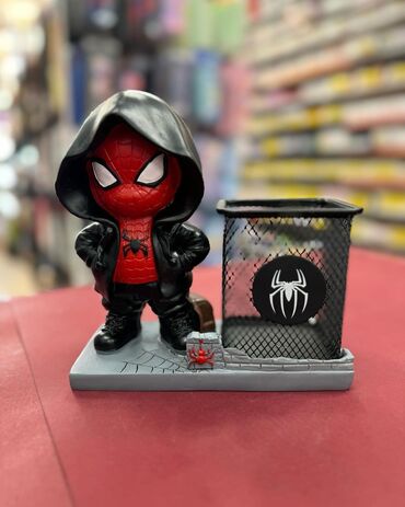 Oyuncaqlar: Suvenır qelem, karandaş qabı.futbolcularin fiqurui ile.Futbolcu — 10