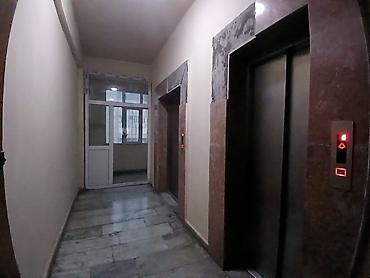 Uzunmüddətli kirayə mənzillər: Geniş və zövqlə dizayn olunmuş mənzil interyeri. - Böyük qonaq otağı — 10