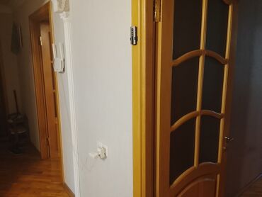 Uzunmüddətli kirayə mənzillər: QARA QARAYEV METROSU. NEBİZ KİLİNİKASİNİN BİNASI.salam kiraye verilir — 15