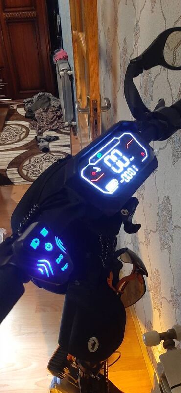 Elektrikli samokatlar: 2 aydır alınıb, pula ehtiyac olduğu üçün satılır. NFC ilə işləyir — 10