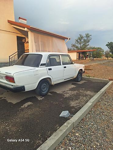VAZ (LADA): LADA 2107, ağ rəng, sedan kuzov. Texniki xüsusiyyətlər: - — 7