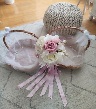 Svadbena oprema: Bidermajer od svilenog cveća i dve korpe za cvetiće Korpe 33x33 cm