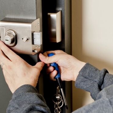 Qapıların təmiri: Çilingər xidməti Qapı usta Qapı ustası Qapıların təmiri Üzlənməsi — 15