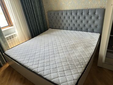 двухспальная кровать: Б/у, Двуспальная кровать, Без подьемного механизма, С матрасом, Без выдвижных ящиков