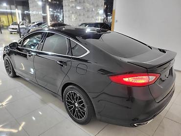 07 radiatoru: Ford Fusion sedan – qara rəng, aerodinamik kuzov və idman üslublu — 8