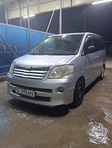 водный техника: Toyota Noah: 2003 г., 2 л, Автомат, Бензин, Минивэн — 1