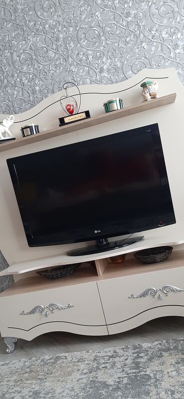 televizor alti divarda: İşlənmiş, Düz TV altlığı, Polkalı, Laminat, Azərbaycan