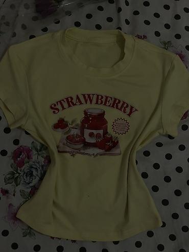 sortlar: Qadın T‑şörtü – “STRAWBERRY” printi - Rəng: açıq sarı - Üzərində iri — 1