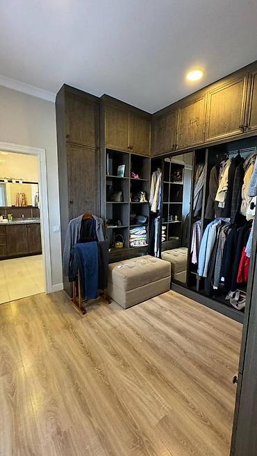 Продажа коттеджей и домов: Продается 2-х эт. дом + цокольный этаж Район Киргизия-1 Зем. участка - — 14