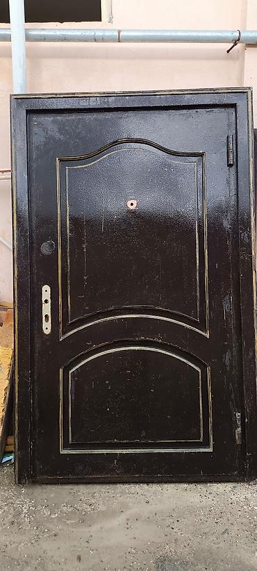 dəmir seyf qapi: Ağır möhkəm materialdan seyf qapıdır. yaxşı vəziyyətdədi. maksimum — 1