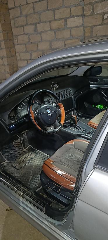 akril şüşə: BMW 5 Series E39 sedan – gümüşü rəngdə, 4 qapı. Xüsusiyyətlər: - — 8