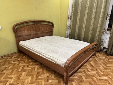 деревянные спальни: Деревянная двуспальная кровать с изголовьем и изножьем из массива