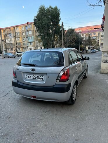 Kia: Kia Rio hatchback - Kuzov: 5 qapılı hatchback, gümüşü rəng - Mühərrik — 1