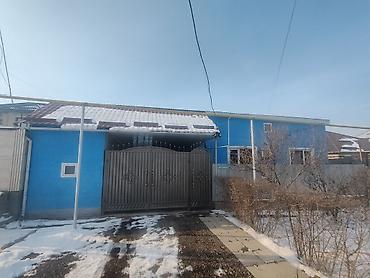 Продажа коттеджей и домов: Продается дом. Фасад здания утеплен и выполнен в ярком оттенке, что — 2