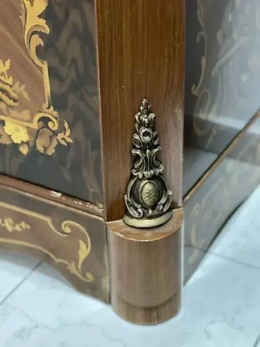 komode za vino: Stilska komoda u intarziji 🪑 Komoda u dobrom stanju, osim jednog — 6