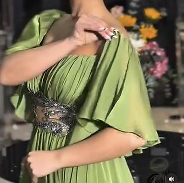 green good lux: Zeytun-yaşıl rəngdə uzun ziyafət/plaj tərzli don - Model — 4