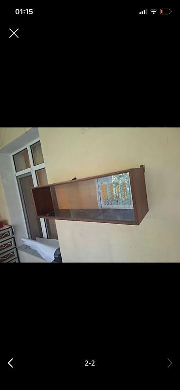 Divar vitrin dolabı. - Material: taxta korpus, ön hissə şəffaf şüşə -