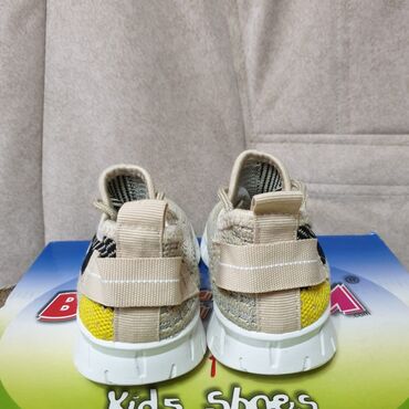 Детская обувь: Продаю детскую обувь: 1. Кросовки б/у фиолетовые/ комбинированные — 8