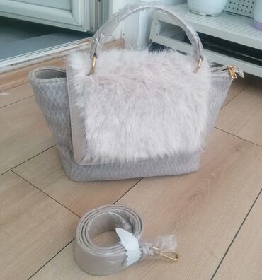 Torbe: Ženska torba sa preklopom od veštačkog krzna u bež boji. Torba ima dve — 10