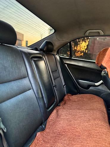 механика правый руль: Honda Accord: 2004 г., 2 л, Автомат, Бензин, Седан — 10