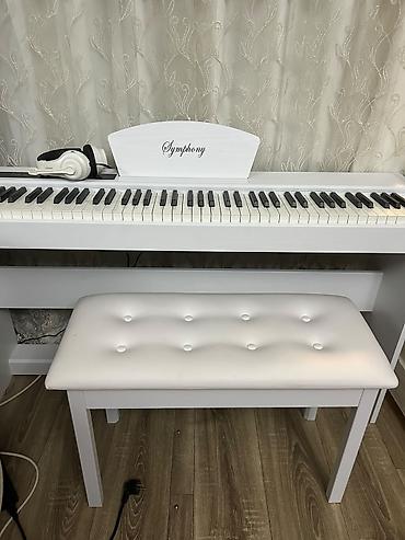 Rəng: ağ Məhsul: rəqəmsal piano “Symphony” (stendli) Komplekt: piano +