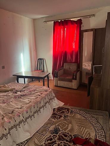 Otaqlar: Kirayə verilən 2 otaqlı sadə ev (əsas mebellərlə) - 2 ayrılmış otaq — 1