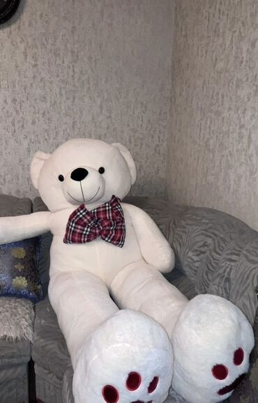 где продаётся дубайский шоколад в бишкеке: Большой плюшевый медведь Цена:7200(торг уместен) - Цвет: белый -