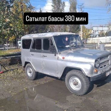 зимный колесо: Внедорожник УАЗ-469 серебристого цвета, предназначенный для